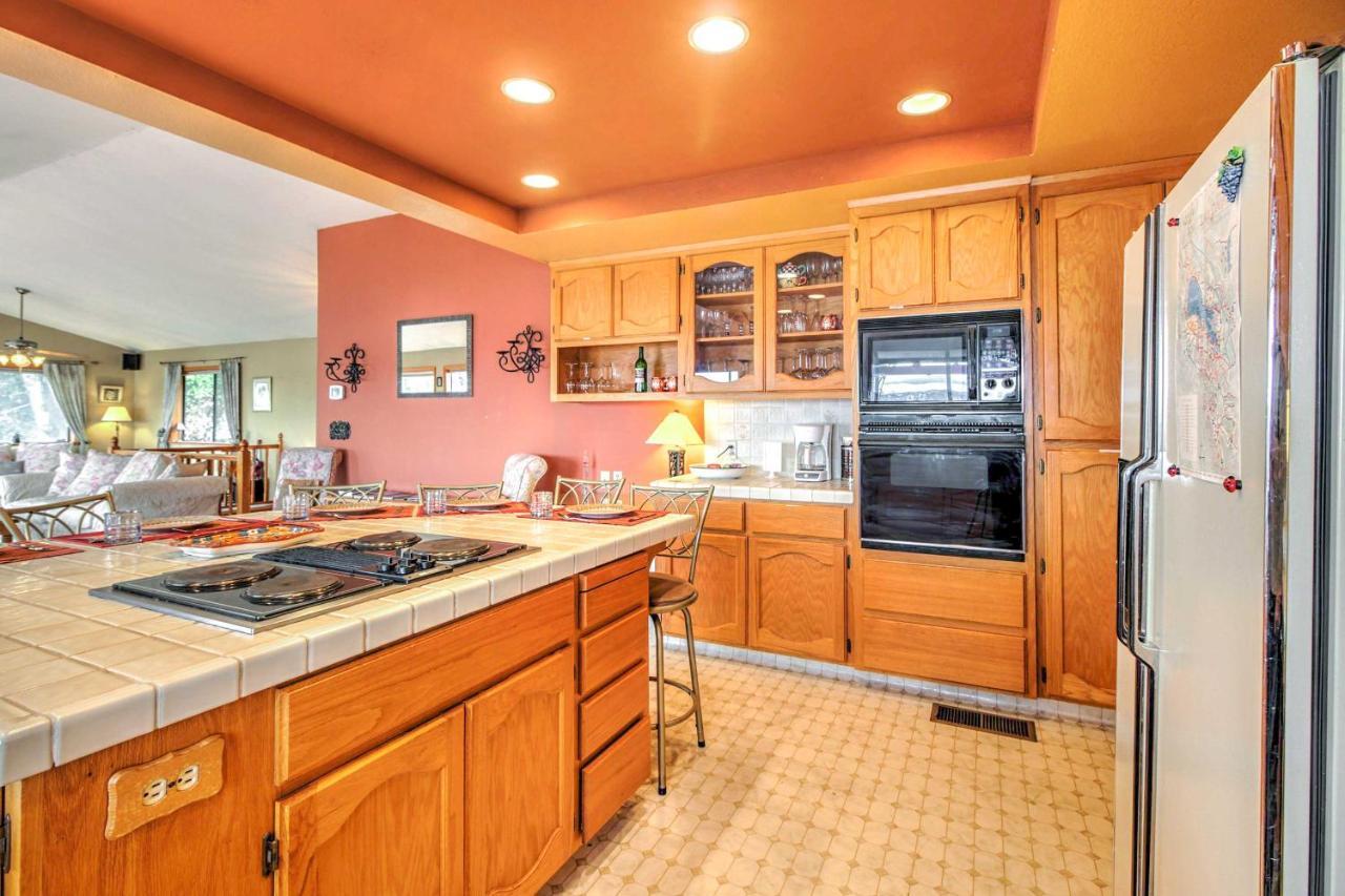 Spacious Kelseyville Home With Large Lakefront Deck! Exterior foto