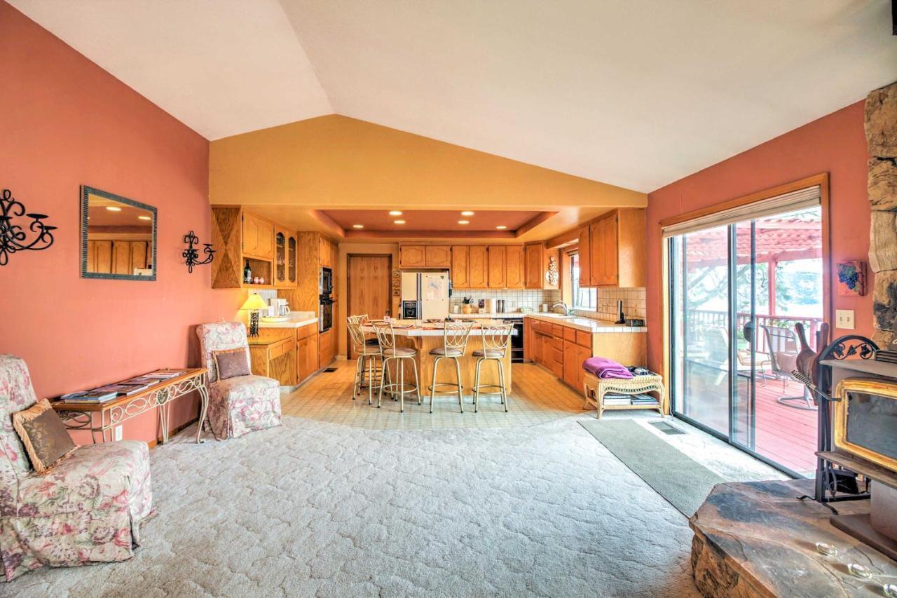 Spacious Kelseyville Home With Large Lakefront Deck! Exterior foto